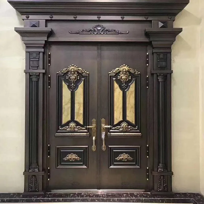 Puerta de entrada de cobre y aluminio tallada