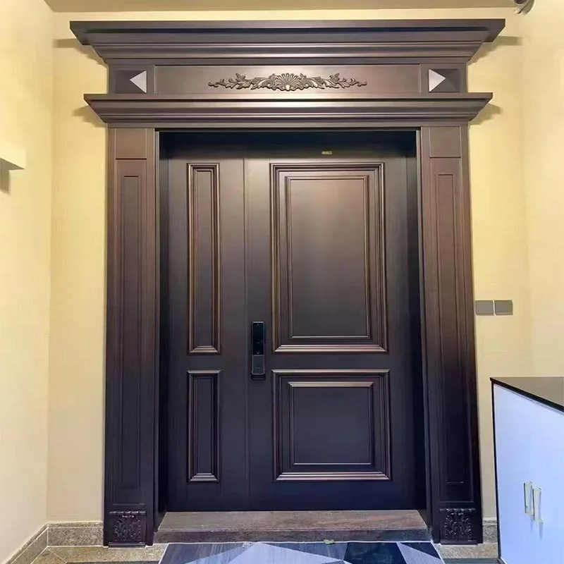 Puerta de entrada de cobre para madre e hijo de una puerta y una vista